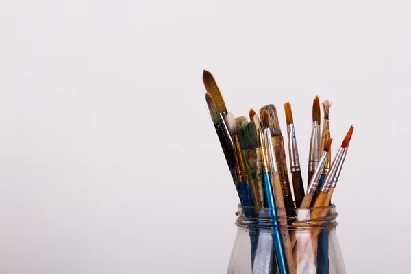 Pinceles en maceta sobre fondo blanco —  Fotos de Stock