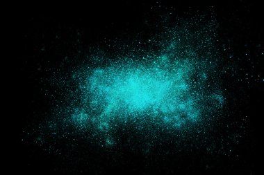 Siyah bir arka plan üzerinde renkli soyut toz patlama