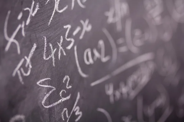 Närbild på blackboard med matematik ekvationer — Stockfoto