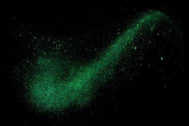 Siyah bir arka plan üzerinde renkli soyut toz patlama