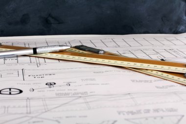 Bir model uçak yapmak için planları çizim ekipmanları