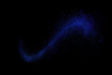 Siyah bir arka plan üzerinde renkli soyut toz patlama