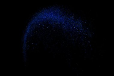 Siyah bir arka plan üzerinde renkli soyut toz patlama