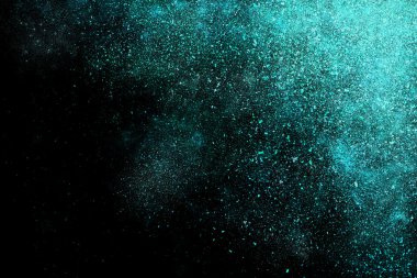 Siyah bir arka plan üzerinde renkli soyut toz patlama