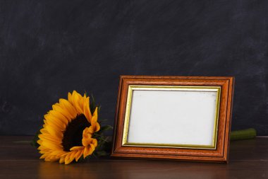 Resim çerçevesi ve ayçiçeği kirli blackboard adam karşı