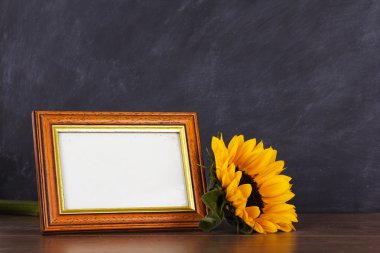 Resim çerçevesi ve ayçiçeği kirli blackboard adam karşı