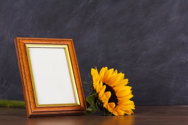 Resim çerçevesi ve ayçiçeği kirli blackboard adam karşı