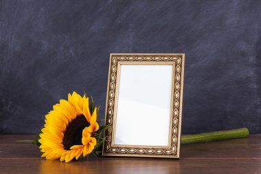 Resim çerçevesi ve ayçiçeği kirli blackboard adam karşı