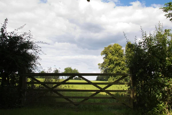 Cancello all'ingresso di un campo — Foto Stock