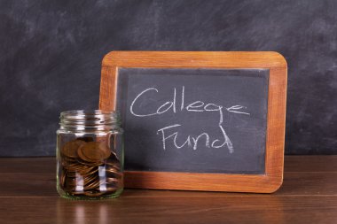 Yazı tahtası ahşap yüzey üzerinde Cam Kavanoz