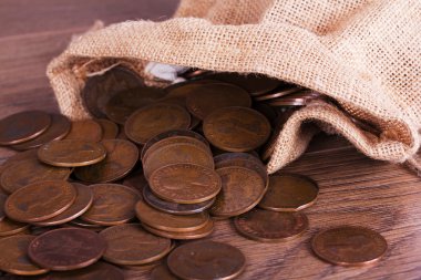 Sikke çanta ahşap yüzey üzerine döktüm