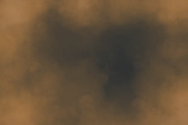 Siyah bir arka plan üzerinde renkli soyut toz patlama