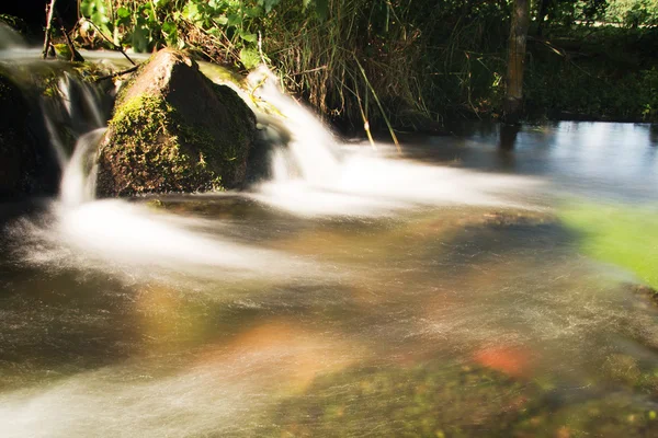 Cascada en un pequeño arroyo rural. Larga exposición . —  Fotos de Stock