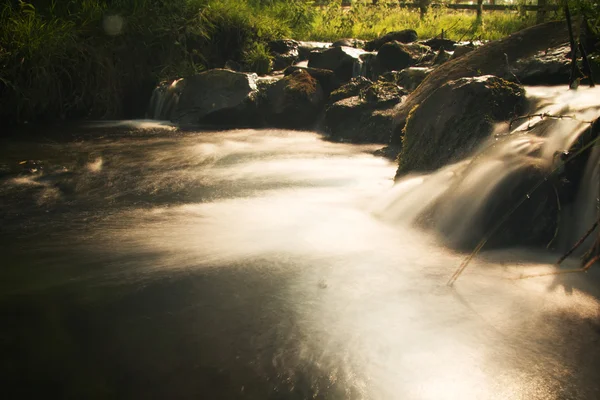 Cascada en un pequeño arroyo rural. Larga exposición . —  Fotos de Stock