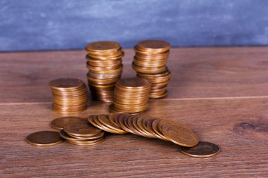 Kuruş paraları bir ahşap yüzeyde yığını