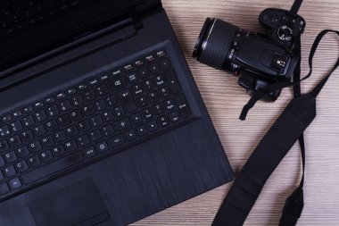 Bir dizüstü bilgisayar ve kamera görüntüsü yat