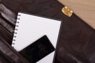 Not defterinde bir açık kahverengi deri evrak çantası