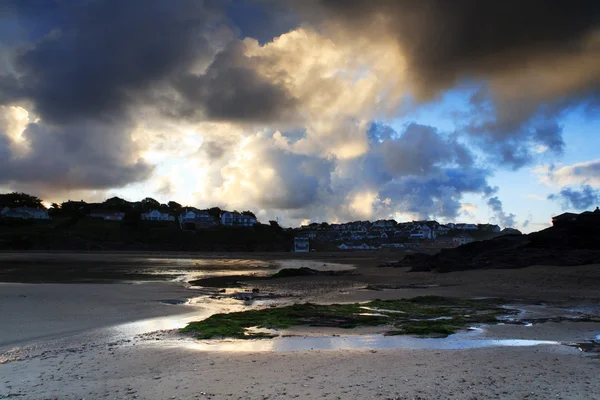 Vista da manhã cedo da praia em Polzeath — Fotografia de Stock