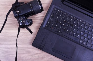 Bir dizüstü bilgisayar ve kamera görüntüsü yat