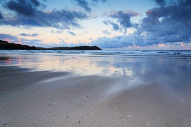 Polzeath plajda sabah erken görünümü