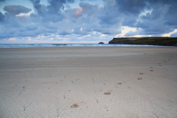 Vista temprana de la mañana de la playa en Polzeath — Foto de Stock