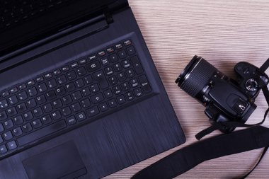 Bir dizüstü bilgisayar ve kamera görüntüsü yat