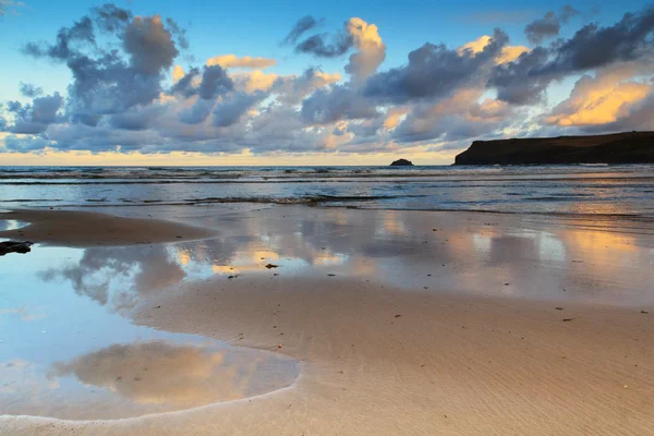 Vista temprana de la mañana de la playa en Polzeath — Foto de Stock