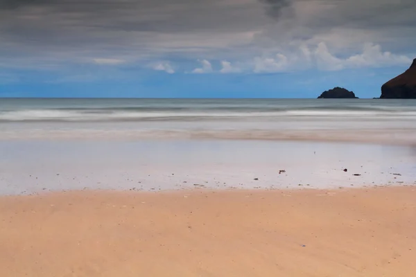 Vista temprana de la mañana de la playa en Polzeath — Foto de Stock