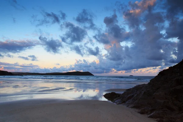 Vroege ochtend uitzicht op het strand bij Polzeath — Stockfoto