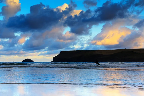 Vroege ochtend uitzicht op het strand bij Polzeath — Stockfoto