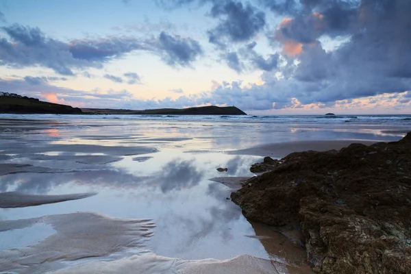 Рано вранці видом на пляж в Polzeath — стокове фото