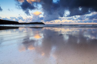 Polzeath plajda sabah erken görünümü