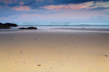 Polzeath plajda sabah erken görünümü