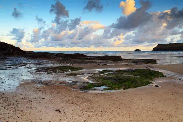 Рано вранці видом на пляж в Polzeath — стокове фото