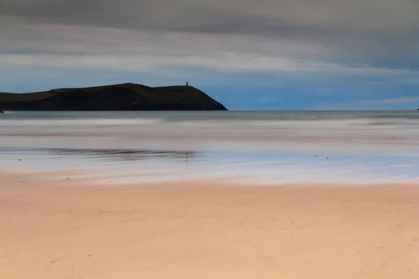 Tidig morgon utsikt över stranden i Polzeath — Stockfoto