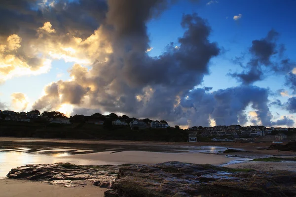 Blick am frühen Morgen auf den Strand von Polzeath — Stockfoto