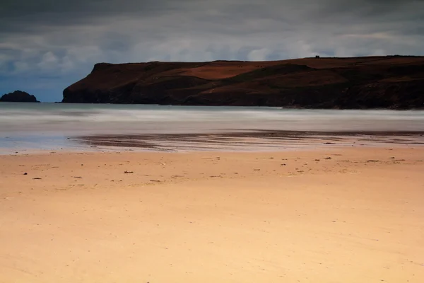 Poranny widok na plażę w Polzeath — Zdjęcie stockowe