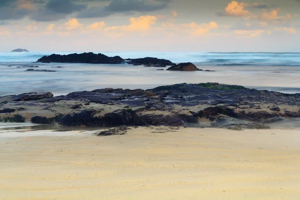 Vista temprana de la mañana de la playa en Polzeath — Foto de Stock