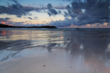 Polzeath plajda sabah erken görünümü