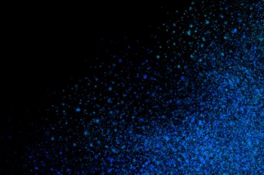 Siyah bir arka plan üzerinde renkli soyut toz patlama