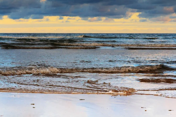 Vroege ochtend uitzicht op het strand bij Polzeath — Stockfoto
