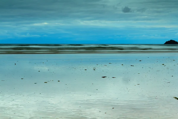 Tidlig morgenutsikt over stranden ved Polzeath – stockfoto