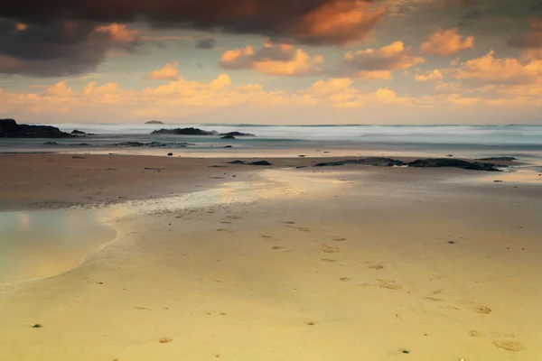 Poranny widok na plażę w Polzeath — Zdjęcie stockowe