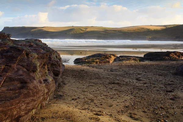 Рано вранці видом на пляж в Polzeath — стокове фото