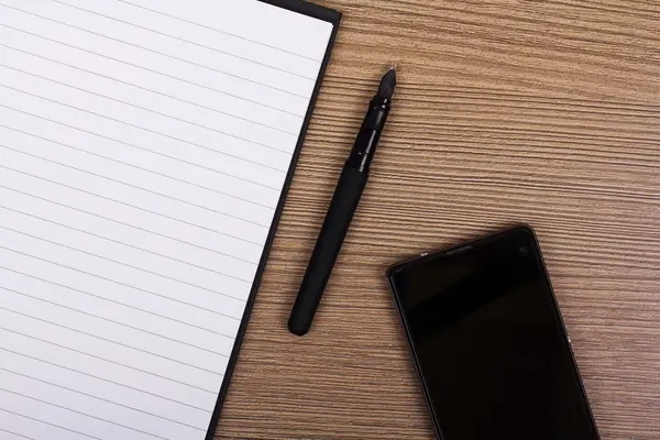 Płasko obraz notebooka i telefon na powierzchni drewnianych — Zdjęcie stockowe
