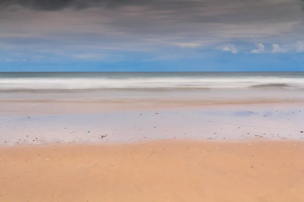 Vista temprana de la mañana de la playa en Polzeath — Foto de Stock