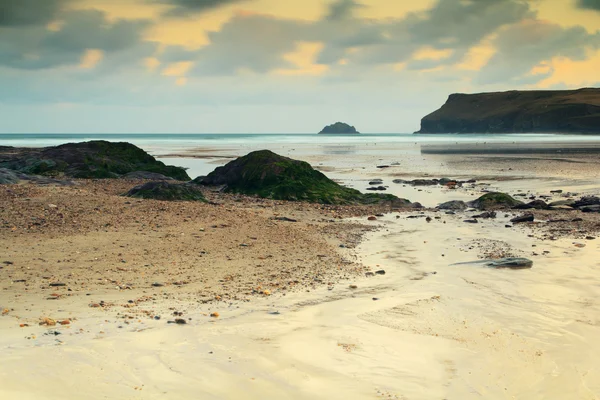 Vista de la mañana temprano sobre la playa en Polzeath — Foto de Stock