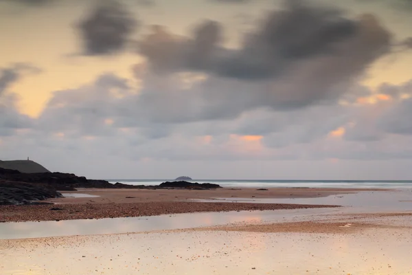 Vista de la mañana temprano sobre la playa en Polzeath — Foto de Stock