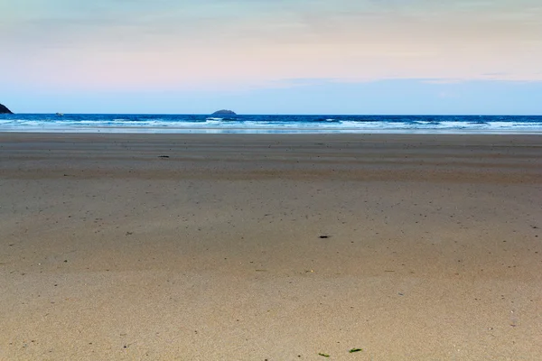 Vista de la mañana temprano sobre la playa en Polzeath — Foto de Stock