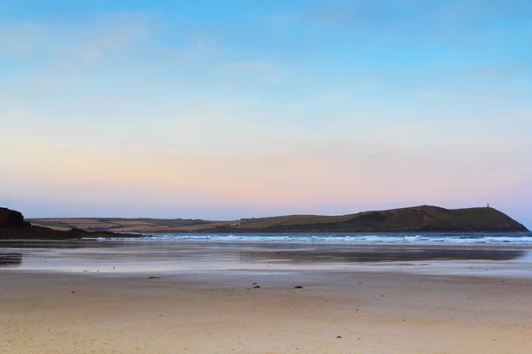 Vista de la mañana temprano sobre la playa en Polzeath —  Fotos de Stock